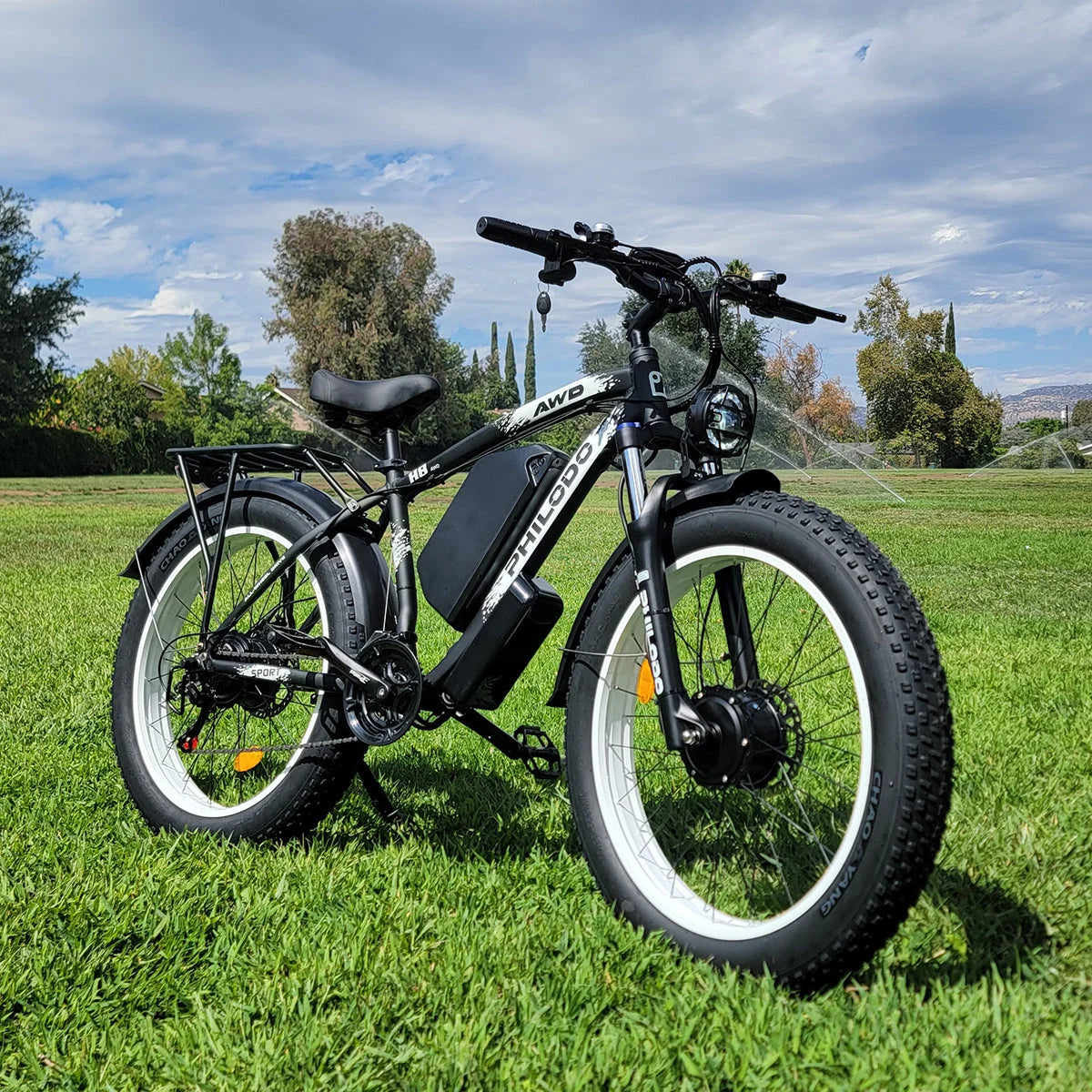 PHILODO H8 White electric bike on grass